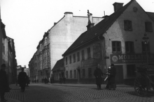 Byggnaden fotograferad från Regeringsgatan 1911 (?), innan det nuvarande grannhuset uppfördes. Foto: Stockholms stadsmuseum.